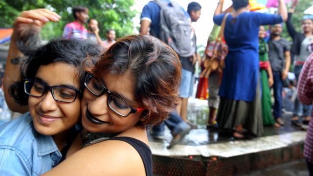 Des femmes célèbrent à Calcutta après que l'Inde ait criminalisé l'homosexualité en septembre 2018