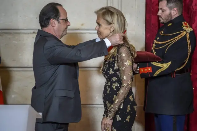 ښاغلي اولاند د امریکا ختمېدونکې سفیرې جېن هارټلي ته د لجیون دونور د درنښت نښان ورکړ