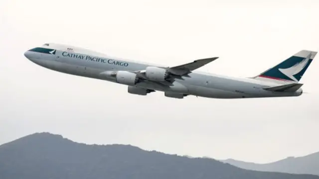 一架香港国泰航空货运飞机起飞