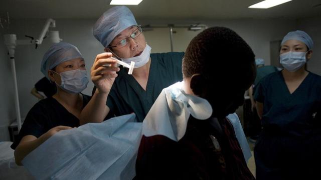 En países de África, Asia y América Latina, el Daishan Dao presta servicios médicos a poblaciones necesitadas.