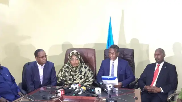 Wasiirka boostada iyo isgaarsiinta Eng Cabdi Canshuur Xasan ayaa xaqiijiyay dib u soo noqoshada adeegii internet-ka