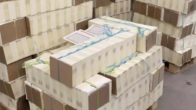 Shafukan da aka buga suna jira a kai su matakin likewa da hada bangonsu