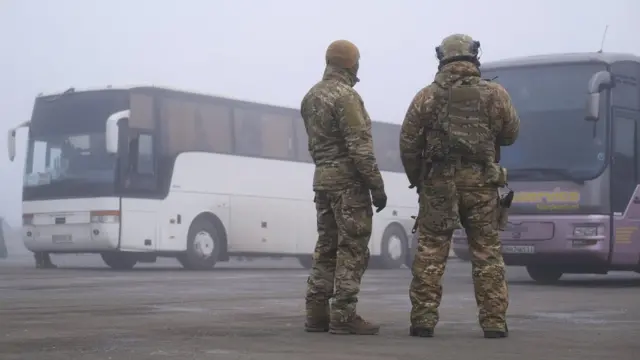 Plennыh dlя obmena s ukrainskoй storonы podvezli na avtobusah