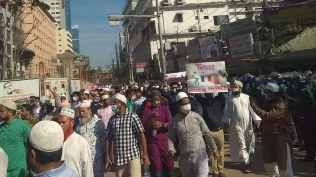সমপ্রতি ঢাকায় ইসলামপন্থী দলগুলোর বিক্ষোভ থেকে ফ্রান্সের সাথে কূটনৈতিক ছিন্ন করার দাবি জানানো হয়েছিল।