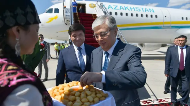 “Манас” эл аралык аэропортунан Казакстандын жаңы шайланган лидерин премьер-министр Мухаммедкалый Абылгазиев тосуп алды