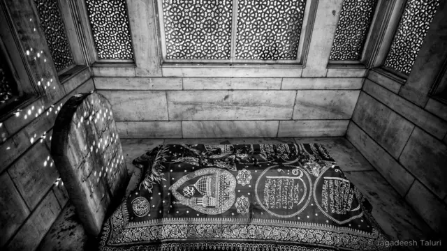 ग़ालिब की मज़ार