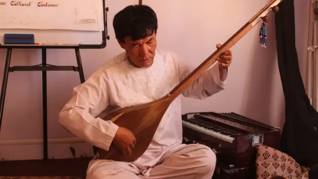 انځوروال : نصیر بهزاد