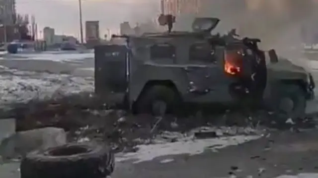 Vehículo ruso ardiendo.