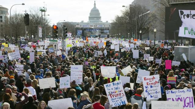 美國首都華盛頓特區市中心賓夕法尼亞大道上，成千上萬示威者呼籲嚴格管控槍支。