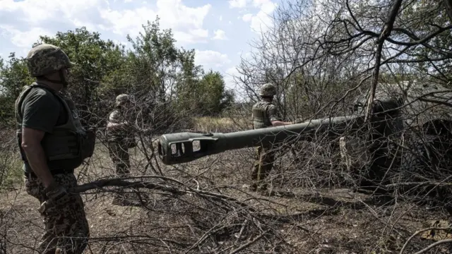 খেরসনের কাছে কামান বসাচ্ছে ইউক্রেনীয় সৈন্যরা