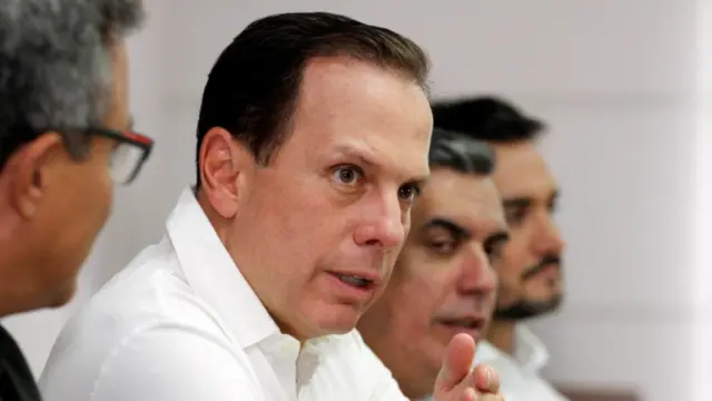 João Doria discursauma mesa com empresários