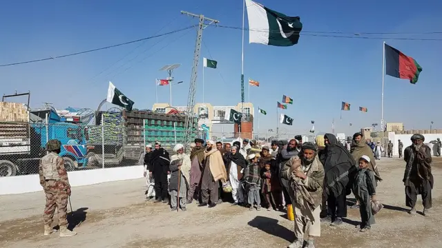 پاکستان پر دغې څه باندې دوه زره کیلومتره اوږدې لیکې چې افغانستان یې د رسمي پولې په نامه نه پېژني، د تاسیساتو د جوړولو پیل پرون اعلان کړ.