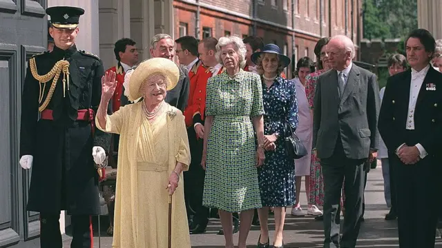 Reina madre junto con damas de comapañía