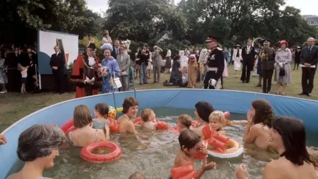 Kraliça II Elizabeth, 1977