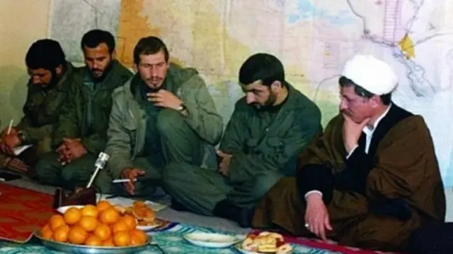 اکبر هاشمی رفسنجانی در کنار فرماندهان جنگ