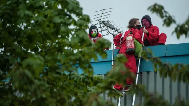 نظم الاحتجاج بسبب القصف الإسرائيلي على غزة