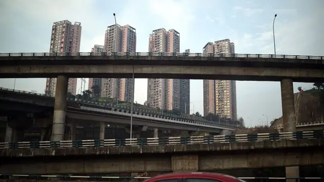 충칭의 아파트와 대로