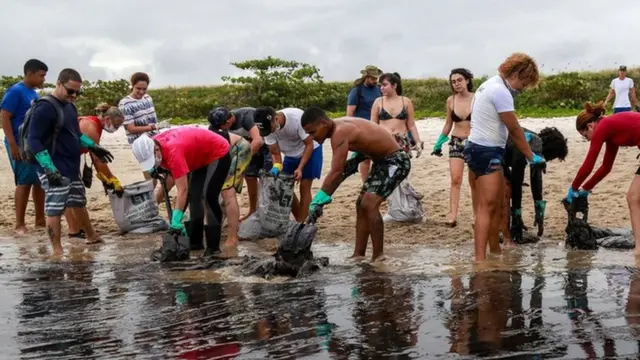 கடற்கரையை சுத்தம் செய்யும் தன்னார்வலர்கள்