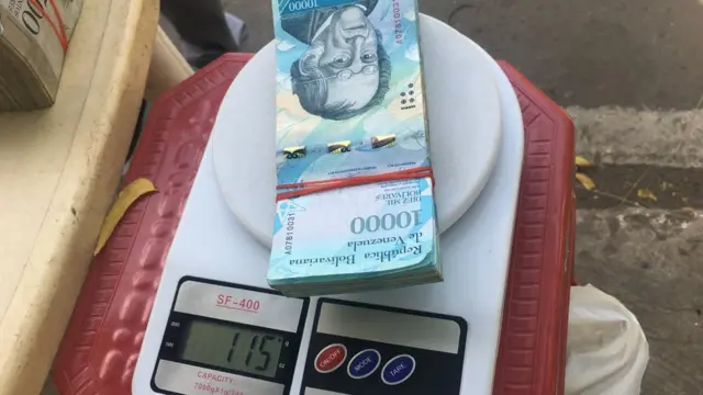 Dinero en una balanza. (Foto: Boris Miranda)