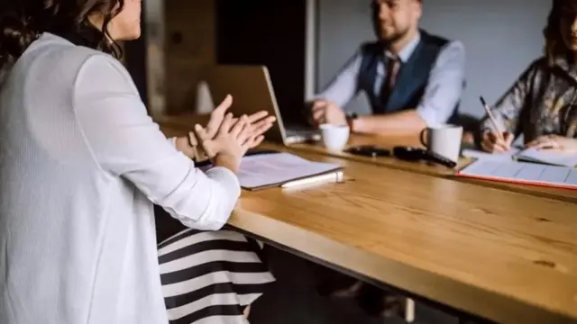 Femme en train de passer un entretien d'embauche
