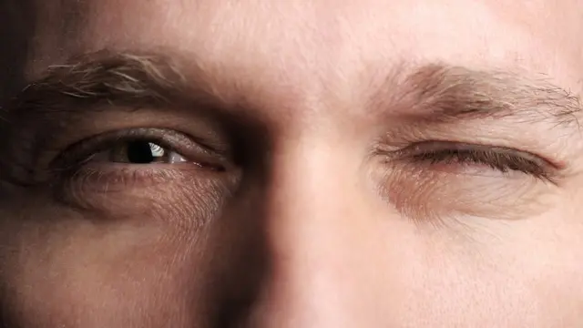 Dos ojos, uno abierto y otro cerrado