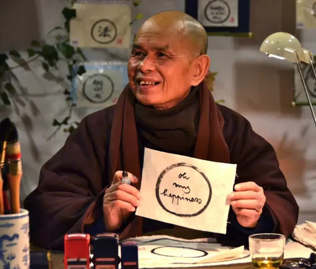 Thiền sư Thích Nhất Hạnh viết thư pháp, năm 2013