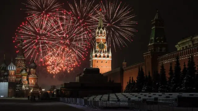Plaza Roja de Moscú sin público, pero iluminada con los juegos artificiales.