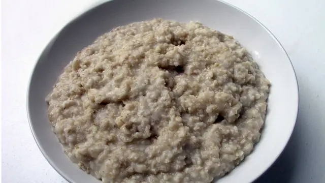 Тарелка овсянки на воде с солью