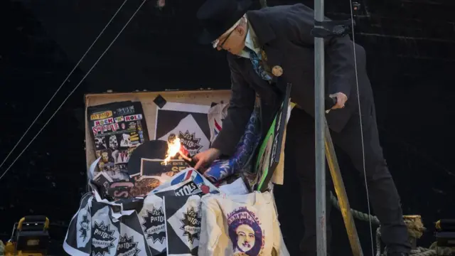 Джо Корр поджигает коллекцию вещей Sex Pistols