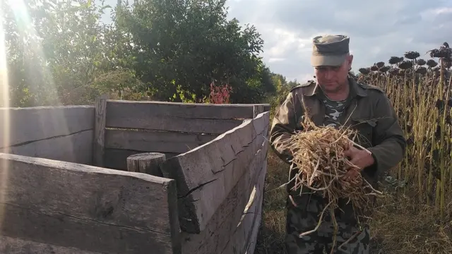 Сергій не спалює листя й траву, а складає їх у компостну яму