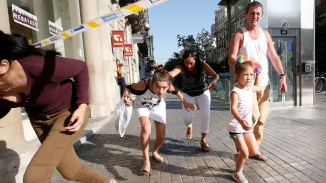 Personas atraviesan un cordón de seguridad policial