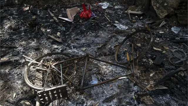 หมู่บ้านและข้าวของของชาวโรฮิงญาถูกเผาเสียหายที่เมืองหม่องดอว์ รัฐยะไข่ในความรุนแรงปีที่แล้ว