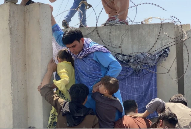 İnsanlar Kabil hava limanının ərazisinə keçməyə çalışırlar