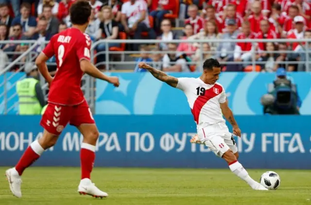 Yoshimar Yotún dispara desde fuera del área.