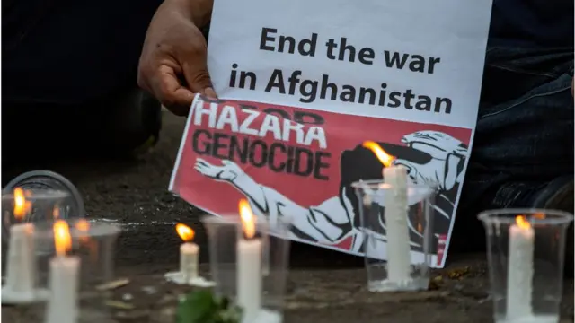 8 મે 2021ના રોજ કાબુલમાં શાળા નજીક કાર બૉમ્બ વિસ્ફોટ થયો હતો. આ વિસ્ફોટ હજારા સમુયદાની વસતિ જ્યાં છે તે શાળા પાસે થયો હતો અને તેમાં 85 લોકો મૃત્યુ પામ્યાં હતા. મૃતકોમાં સૌથી વધારે સંખ્યા 11થી 15 વર્ષની બાળકીઓની હતી. આ સમયે થયેલા એક વિરોધપ્રદર્શનની તસવીર