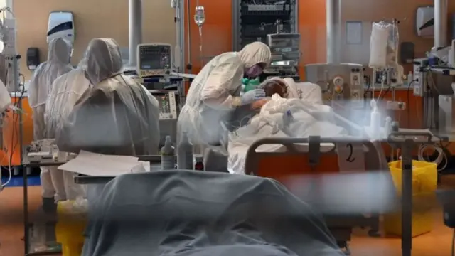 ইতালিতে করোনা ভাইরাস নিয়ে কঠোর বিধিনিষেধের মধ্যে রোমের কাছে এক হাসপাতালে রোগীদের চিকিৎসা চলছে