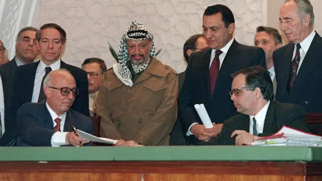 Erkak uxlab yotganida dugonalari xotinini sikishdi.