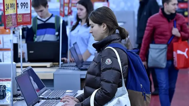 Девушка и компьютер в магазине