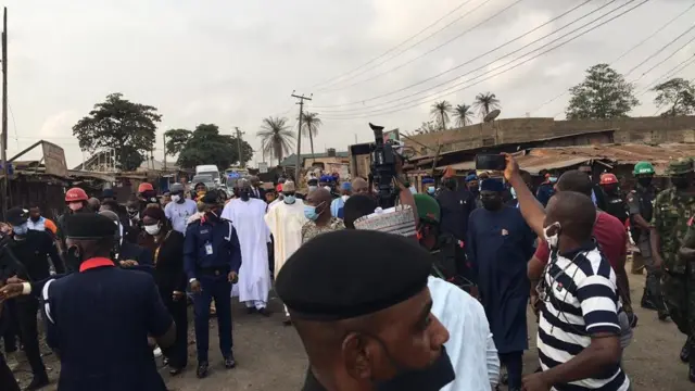 Some state govnors follow di Oyo state govnor Seyi Makinde to check out di damage to di community and cool tensions