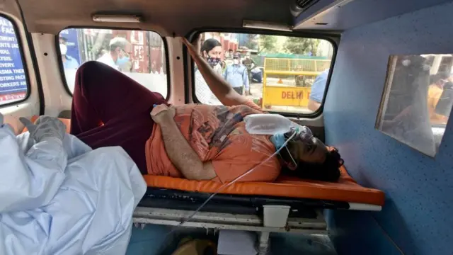 হাসপাতালে ভর্তি হওয়ার জন্য অপেক্ষা করছেন একজন রোগী।