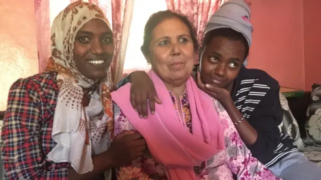 ወይዘሮ ከሪማ ከሚያሳድጓቸው ልጆች ጋር