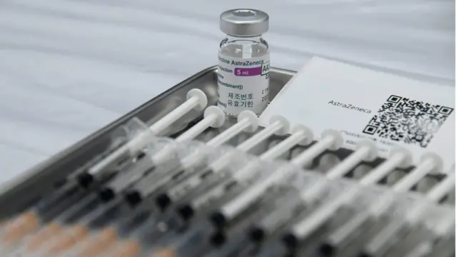 แอสตร้าเซนเนก้าเป็นวัคซีนหลักของไทย ทว่าได้เกิดปัญหาการกระจายให้จังหวัดต่าง ๆ ไม่เพียงพอ จน รพ. หลายแห่งต้องแจ้งเลื่อนการฉีดวัคซีนให้ประชาชน