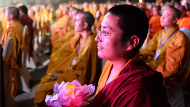 พระสงฆ์จากหลายประเทศ ในจีวรต่างสี