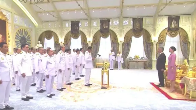 วันที่ 16 ก.ค. พระบาทสมเด็จพระเจ้าอยู่หัว และสมเด็จพระนางเจ้าฯ พระบรมราชินี เสด็จออก ณ พระที่นั่งอัมพรสถาน พระราชวังดุสิต พระราชทานพระบรมราชวโรกาสให้ พล.อ. ประยุทธ์ จันทร์โอชา นำ ครม. เข้าเฝ้าฯ ถวายสัตย์ปฏิญาณก่อนเข้ารับหน้าที่