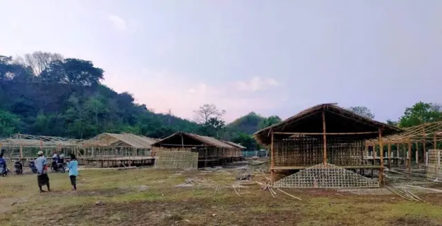 မိသားစုအလိုက် နေထိုင်နိုင်တဲ့ တဲအိမ်တွေ ဆောက်လုပ်