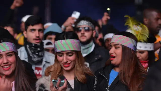 فتيات و شباب خلال إحدى فعاليات المهرجان