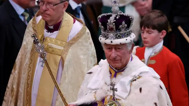 El rey Carlos III al final de la ceremonia de su coronación