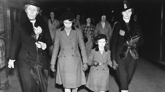 Prenses Elizabeth ve Prenses Margaret, Marion Crawford (en sağda) ile metroya gerçekleştirdikleri ilk ziyaretin ardından