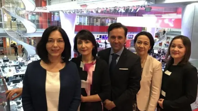 دلارام ابراهیموا (چپ)، سردبیر بخش ازبکی بی‌بی‌سی