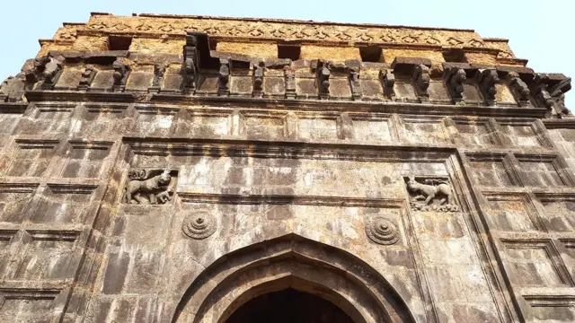 दरबाराचा मुख्य दरवाजा असलेला नगारखाना दरवाजा.